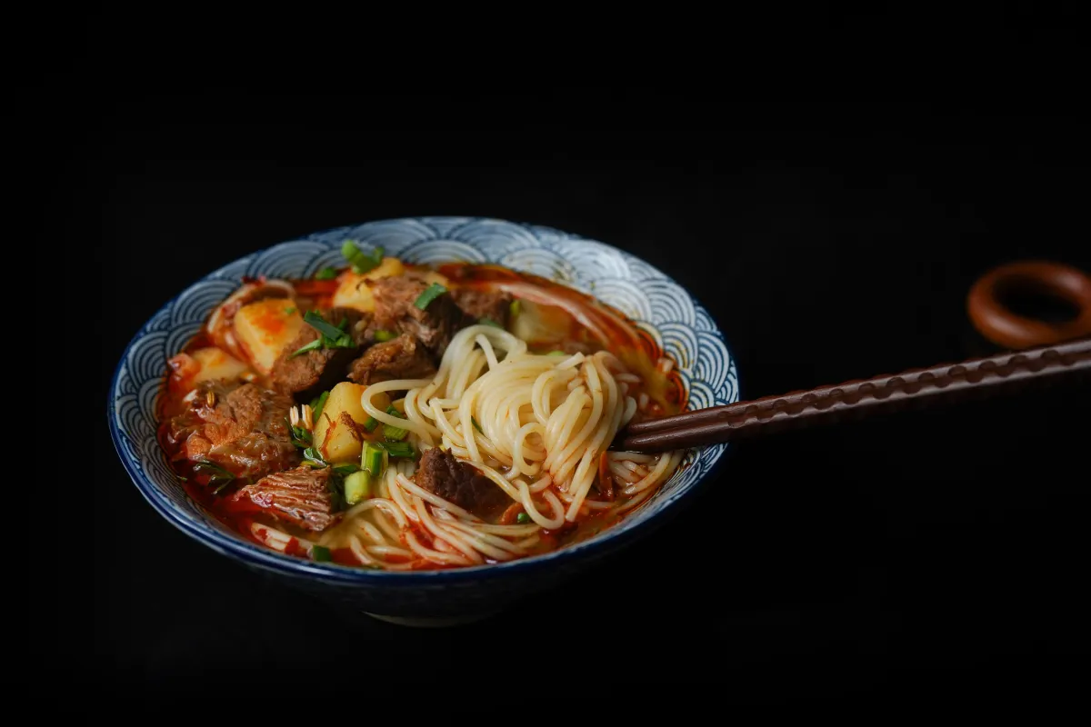 Zupa ramen – przepis i historia pochodzenia